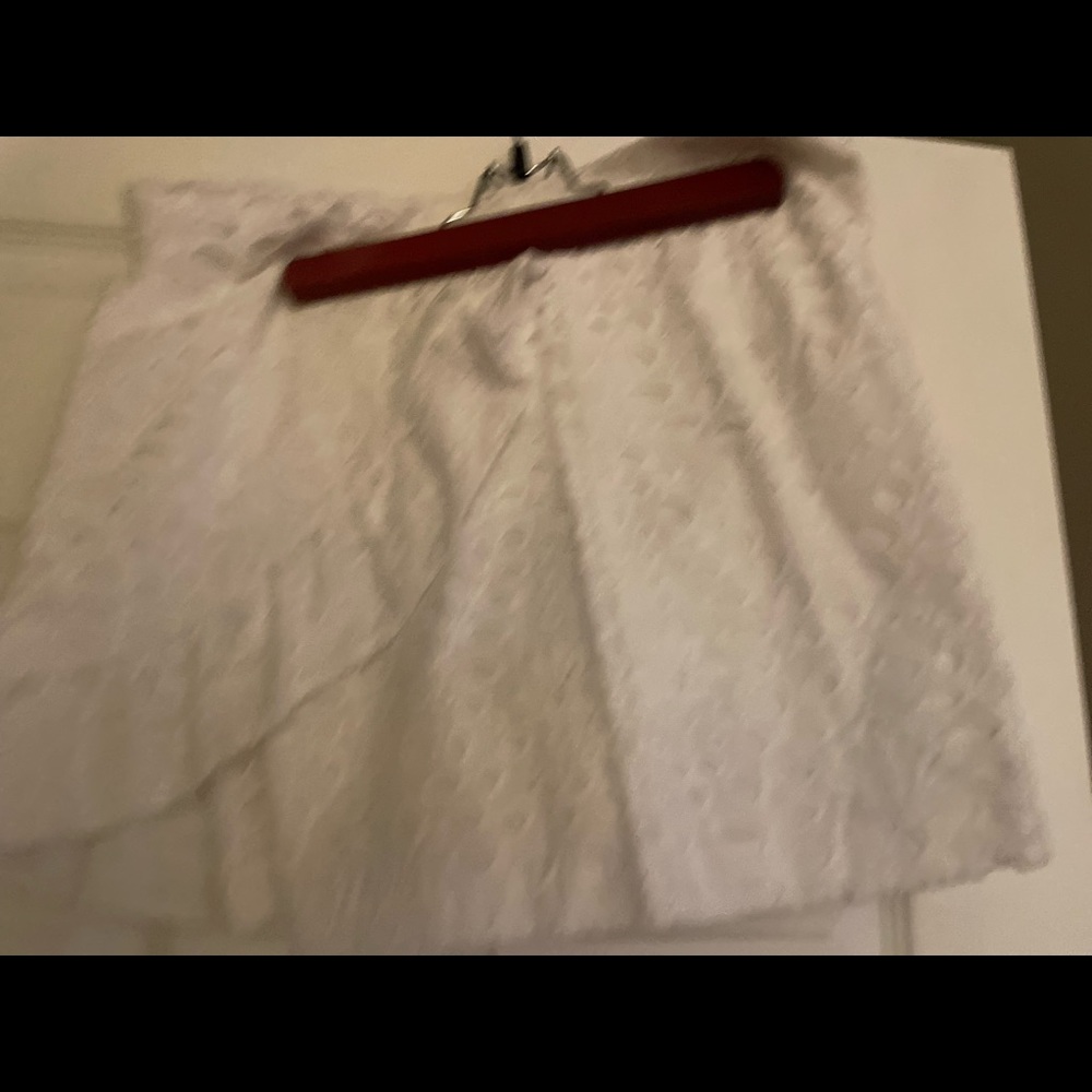 White eyelet scored, size to LA Pulitzer